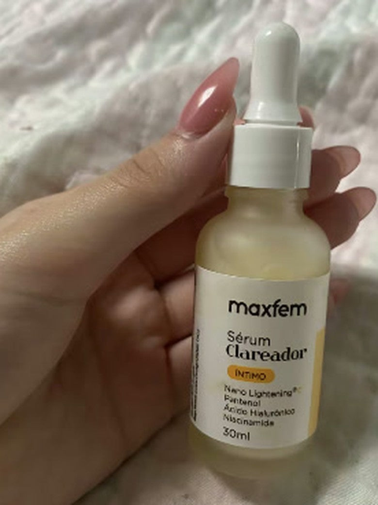 Avaliação de cliente: frasco do Sérum Clareador na mão