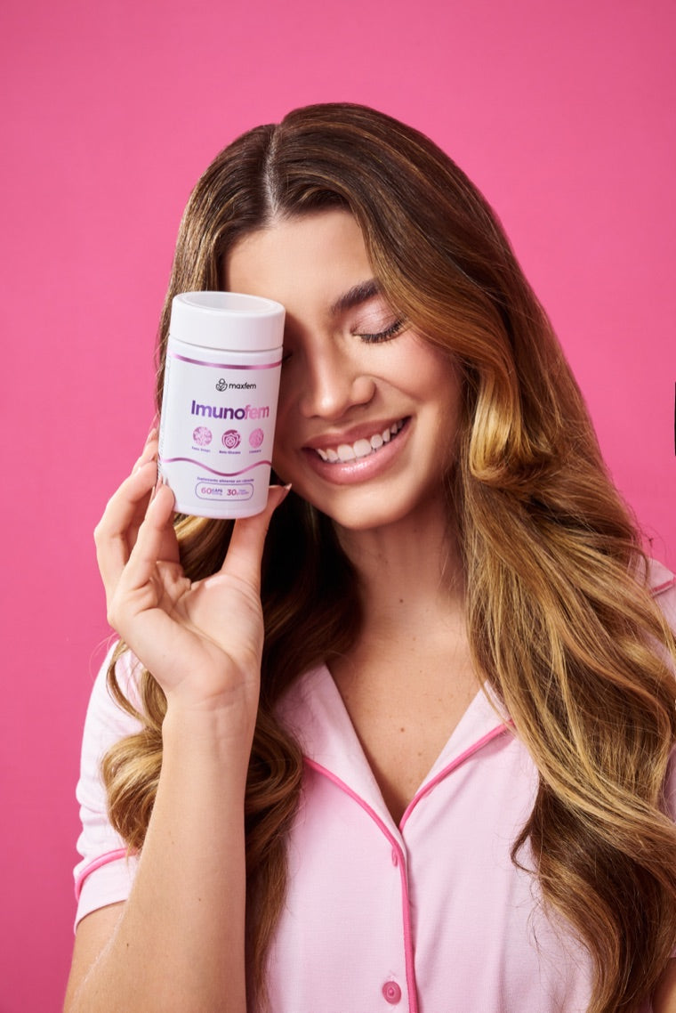 Modelo segurando o frasco do Imunofem Maxfem