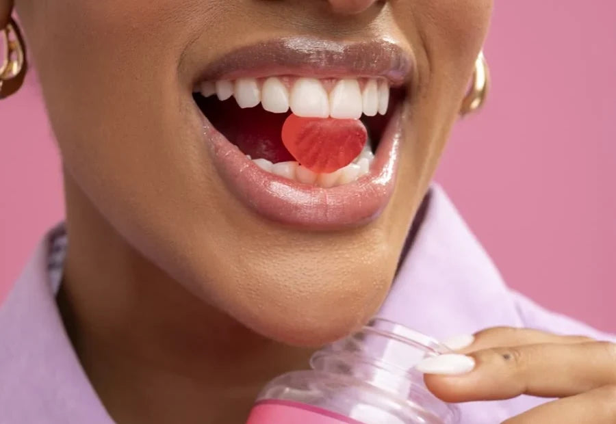Gominha do Imunofem Gummy sendo consumida
