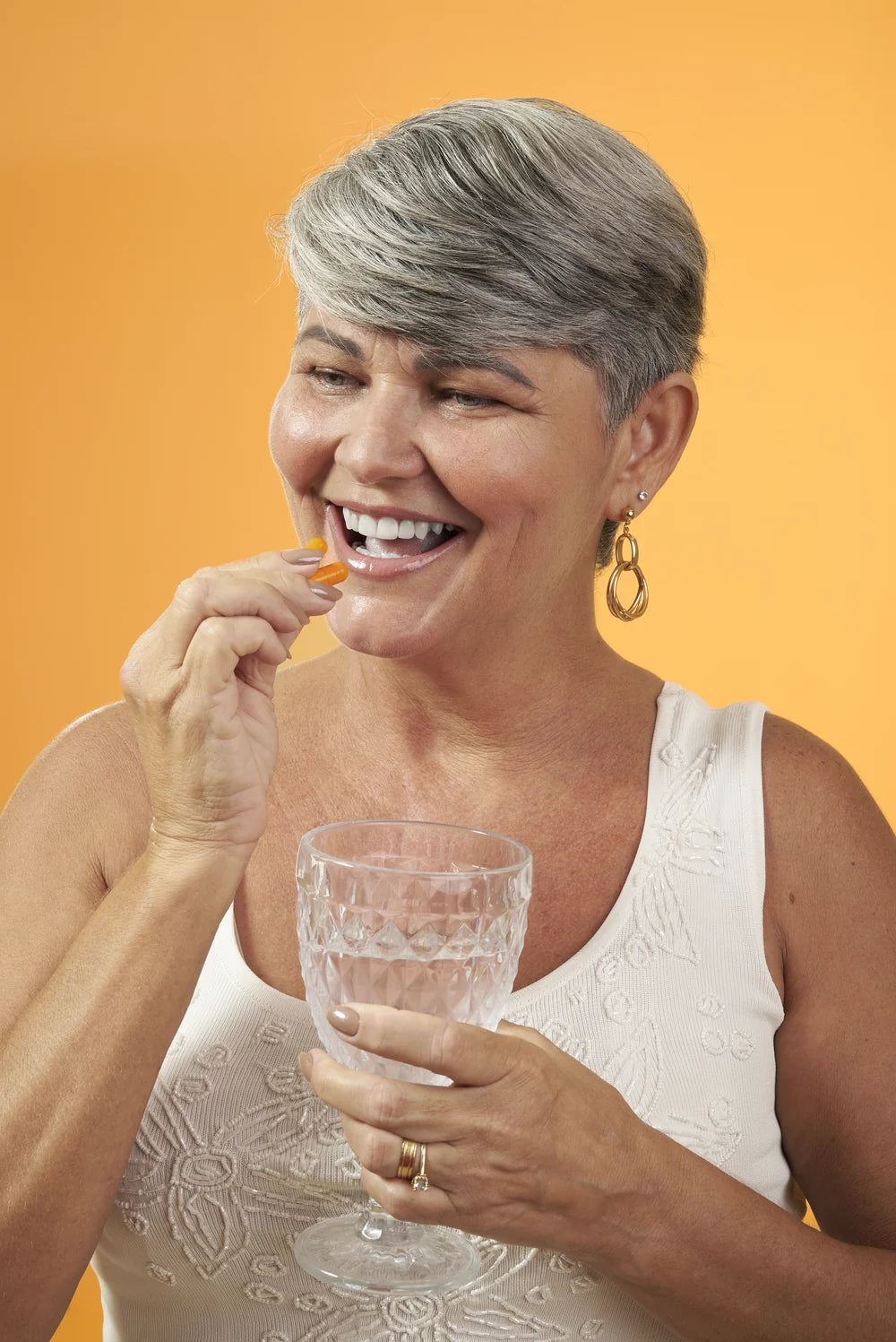 Mulher tomando as cápsulas do Menovital
