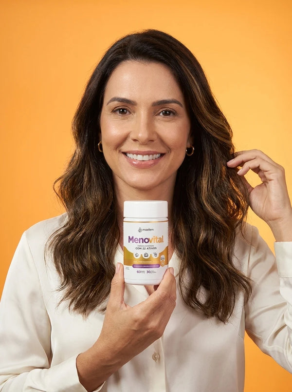 Mulher sorrindo com o pote de Menovital